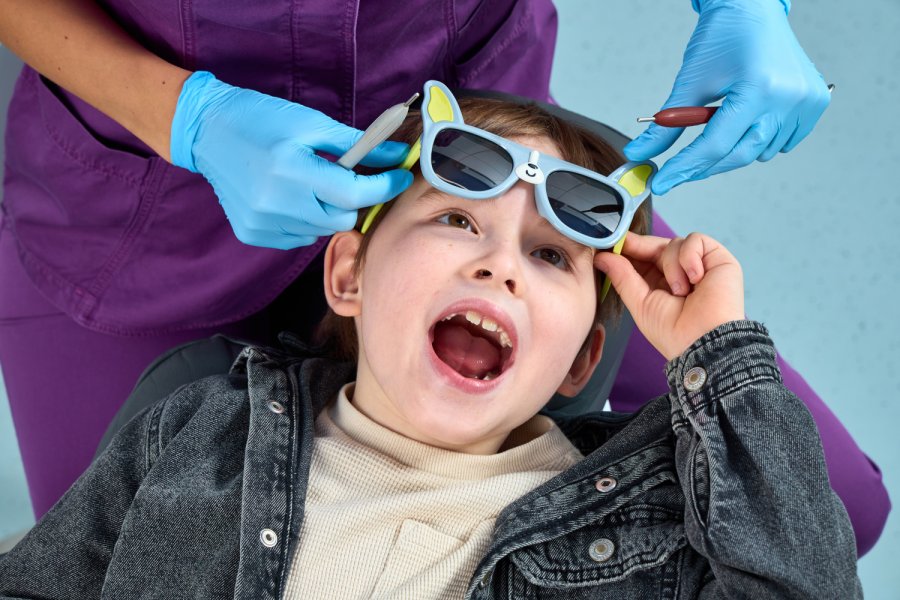 Молочные клыки шатаются: что делать родителям