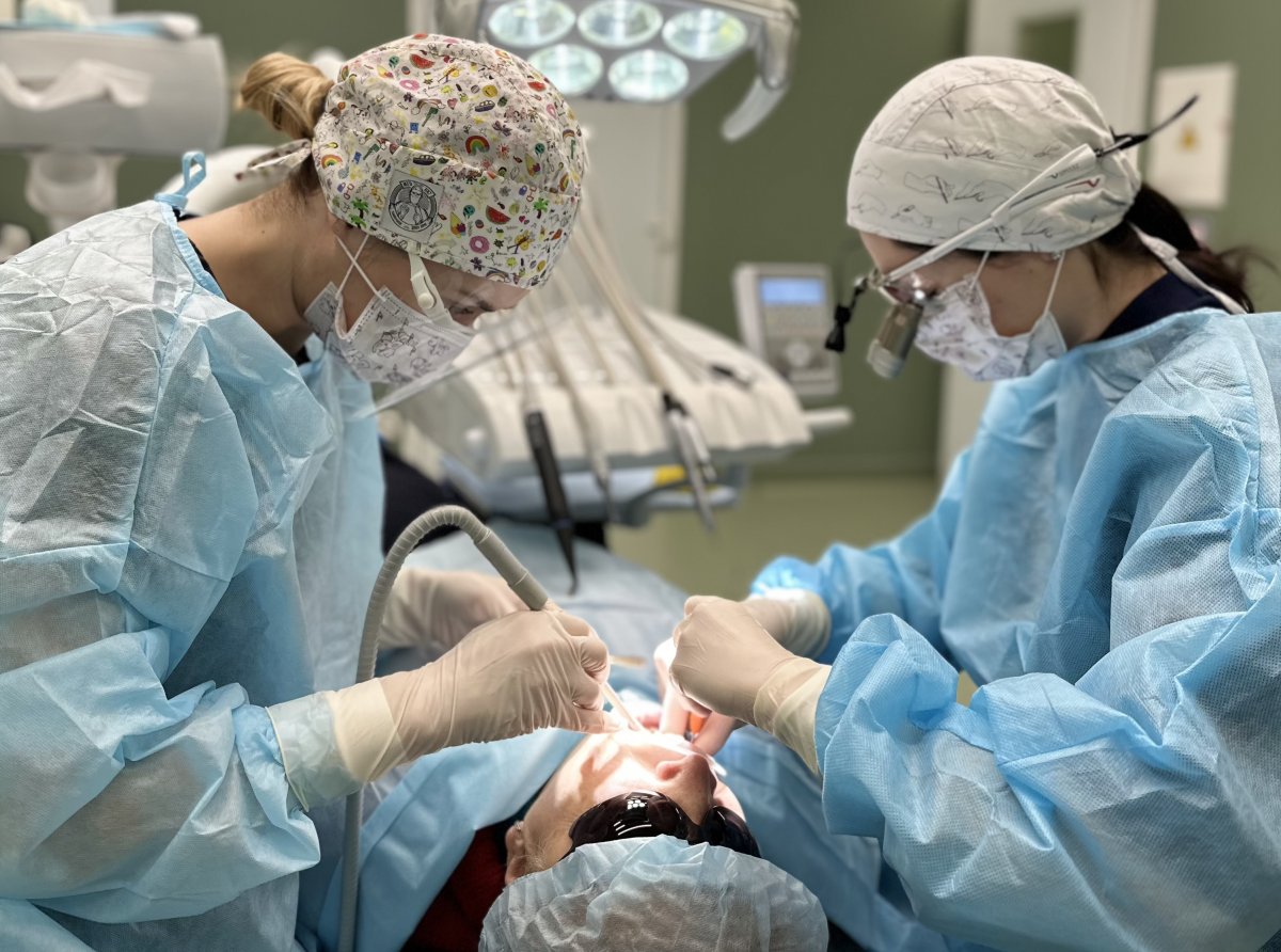 Нужно ли лечить кариес перед установкой брекетов