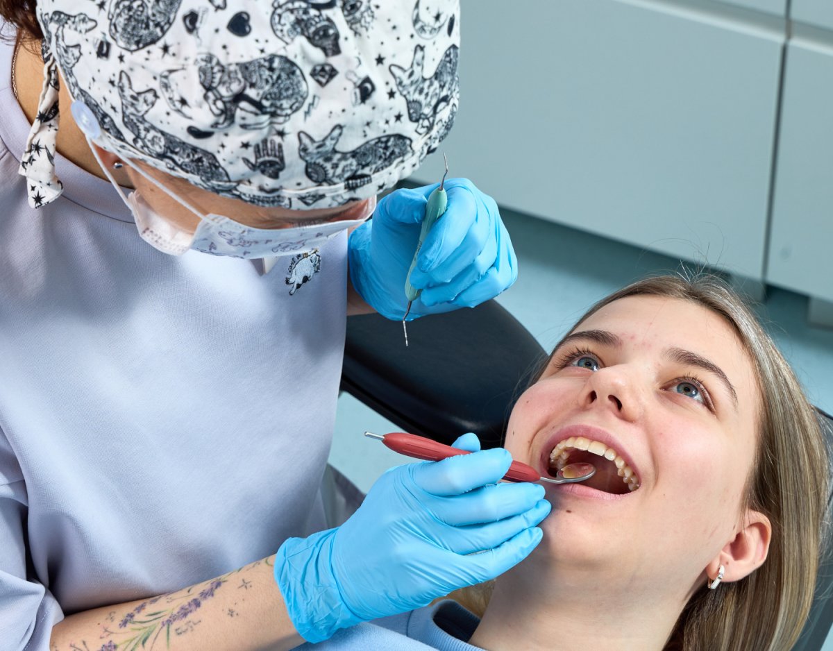 У ребенка болит челюсть возле уха: возможные причины и как помочь