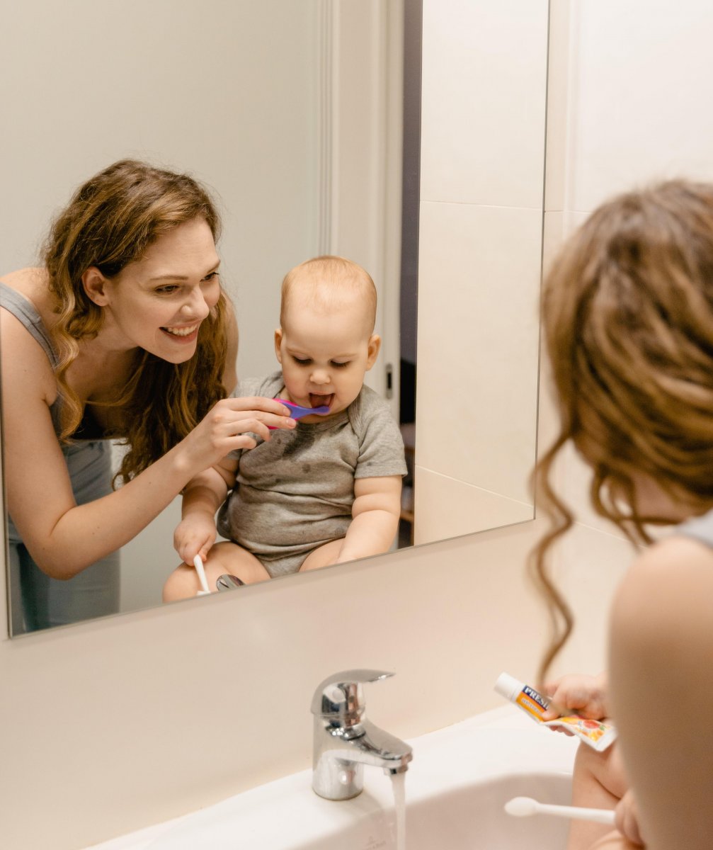 Как правильно чистить зубы детям?